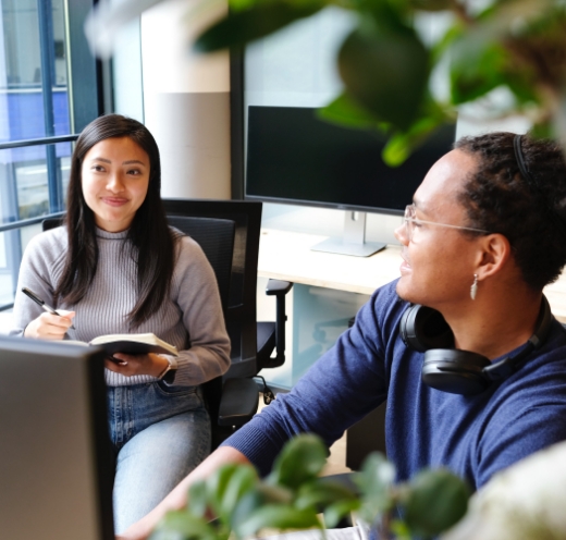 Deux collègues souriant en réunion